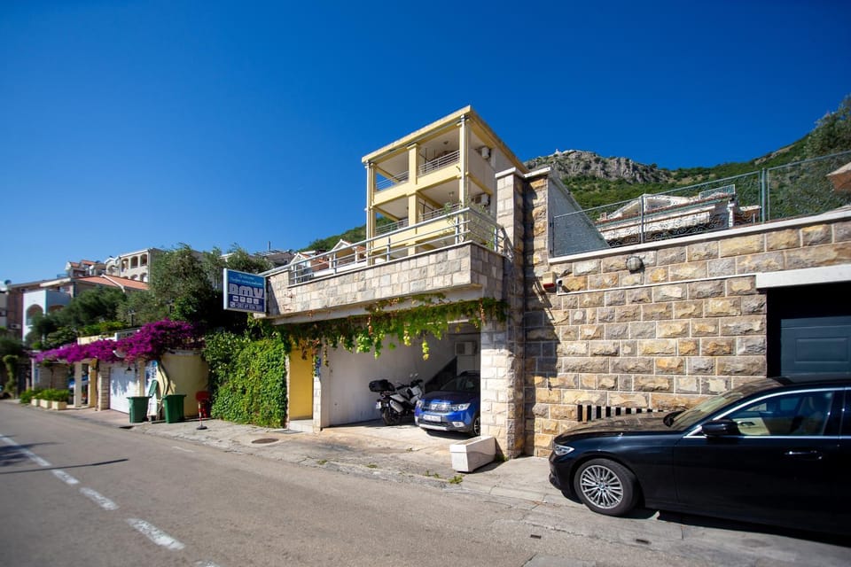 BMV room 2 with east island view Apartment in Sveti Stefan