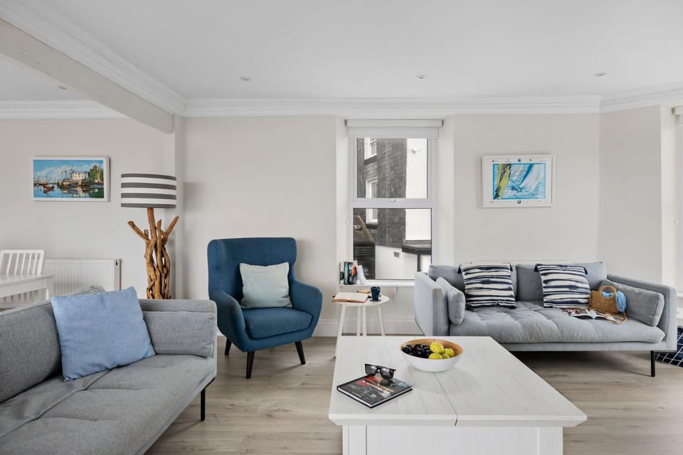 TV and multimedia, Kitchen or kitchenette, Living room, Seating area, Dining area, internet