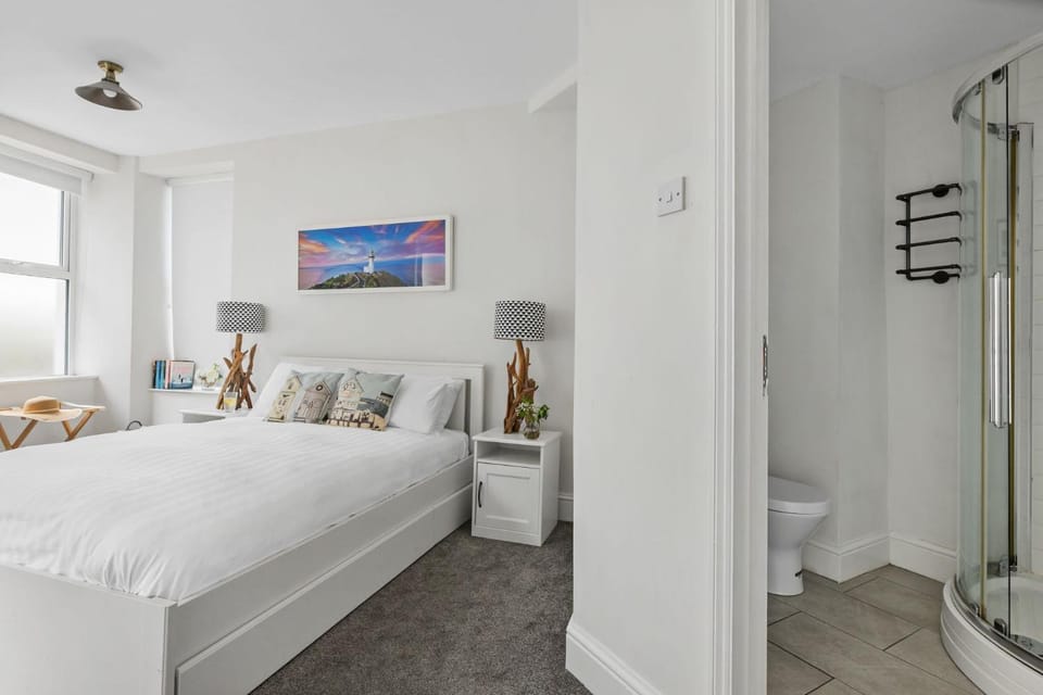 Shower, Toilet, Bed, Bathroom, Photo of the whole room, Bedroom, towels