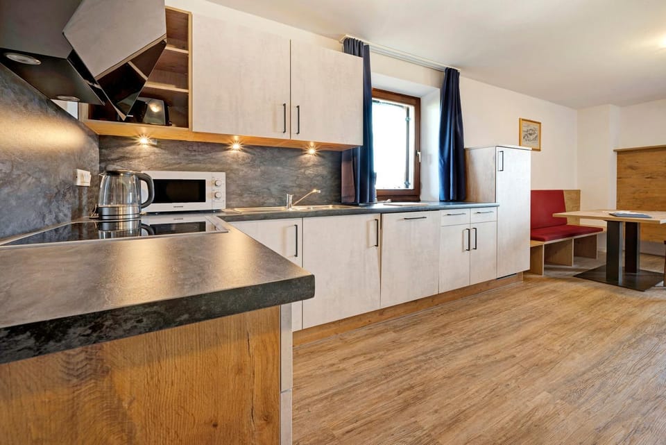 Kitchen or kitchenette, Living room