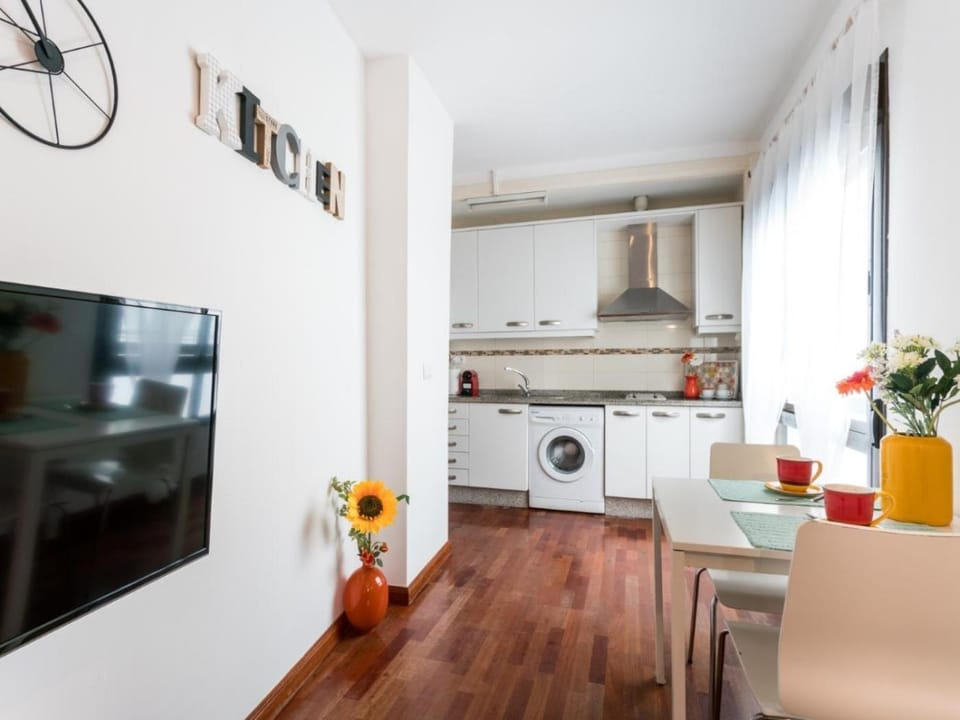 TV and multimedia, Kitchen or kitchenette, Living room, Seating area, Dining area