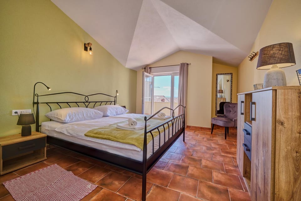 Bed, View (from property/room), Bedroom, City view, Sea view