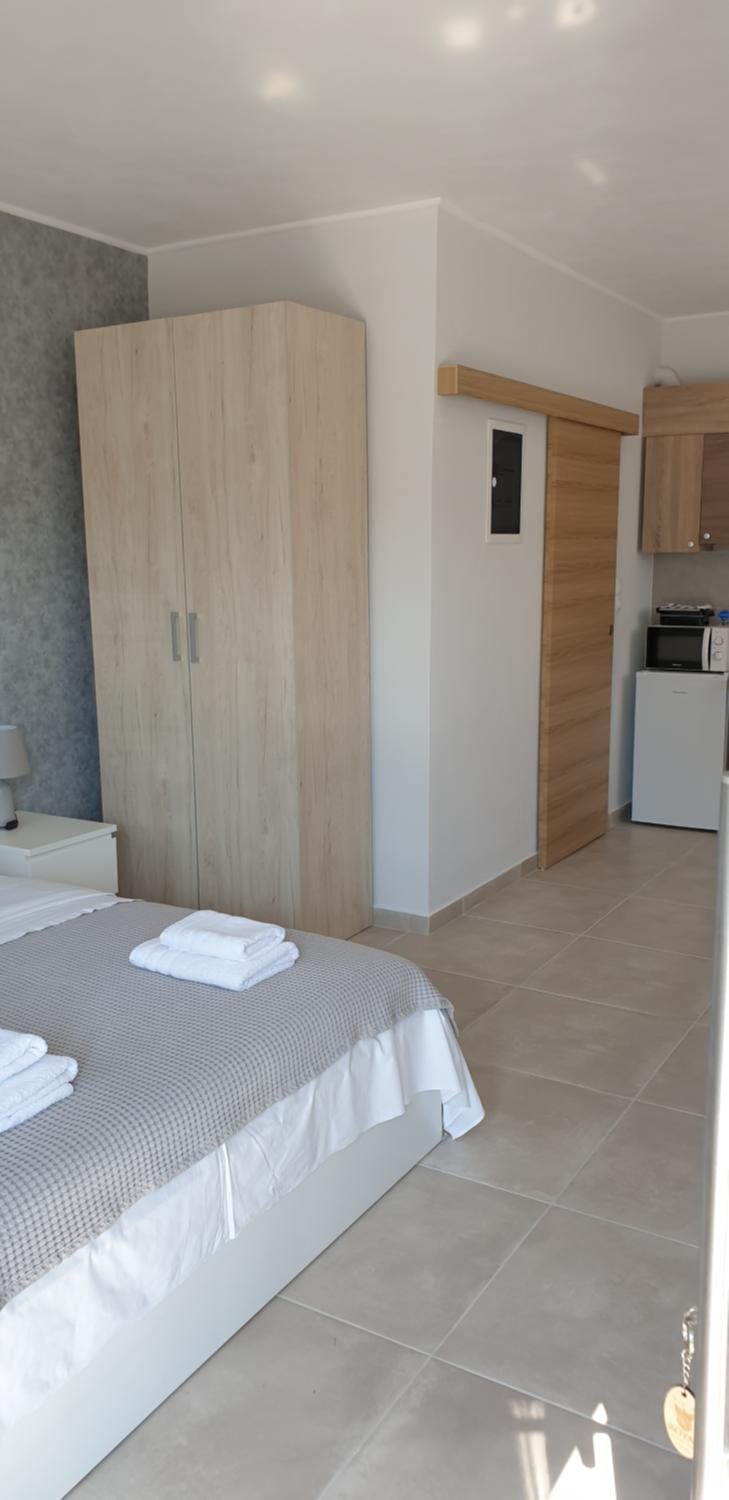 AVR Airport Deluxe Suites 6 AIRPORT FREE SHUTLE Bed and Breakfast in East Attica Regional Unit, Greece