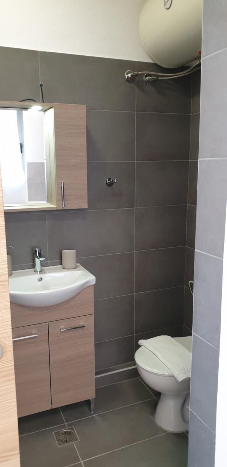 AVR Airport Deluxe Suites 6 AIRPORT FREE SHUTLE Bed and Breakfast in East Attica Regional Unit, Greece