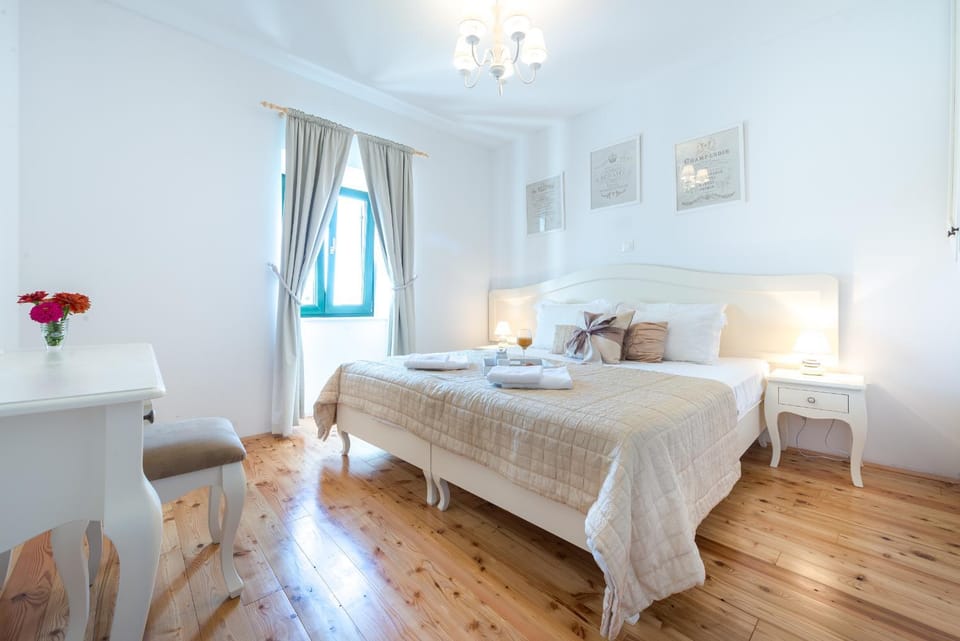 Photo of the whole room, Bedroom, safe