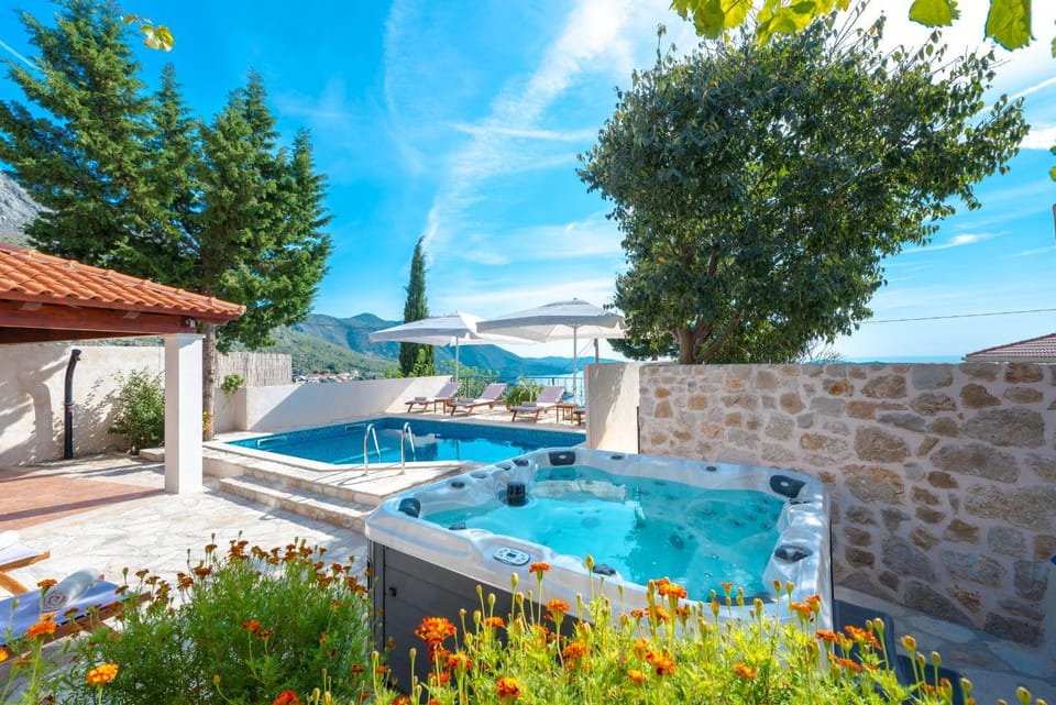Shower, Hot Tub, Sea view, Swimming pool, sunbed