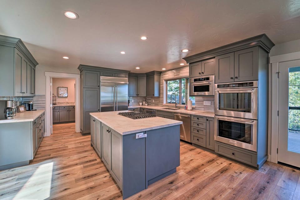 Hot Tub, Pool Table Luxe Reno Chalet with Mtn View! House in Sierra Nevada