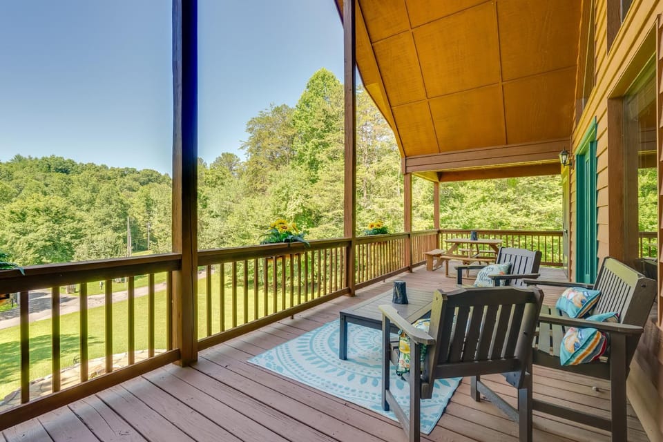 Beautiful Smoky Mountain Chalet with Game Room! House in North Carolina