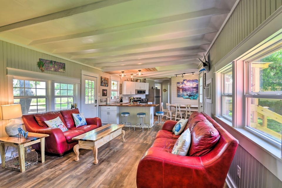 Furnished Deck & Dock: Renovated Sargent Cabin! Cabin in Texas