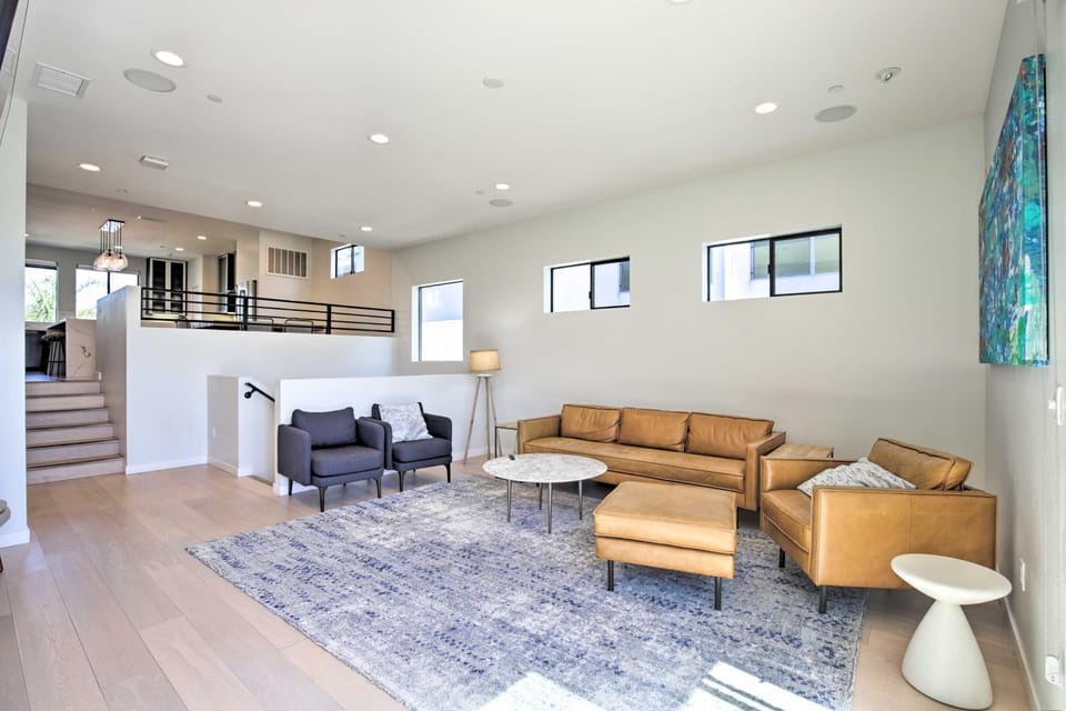 Chic San Diego Abode Rooftop Balcony + Bay Views! House in Mission Bay