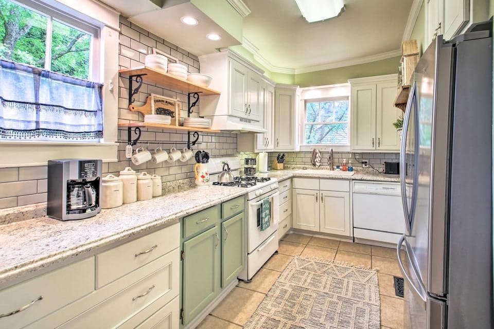 half Mi to Hot Springs Natl Park Cottage with Patio House in Hot Springs