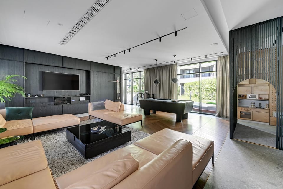 Billiard, TV and multimedia, Lounge or bar, Seating area, Area and facilities