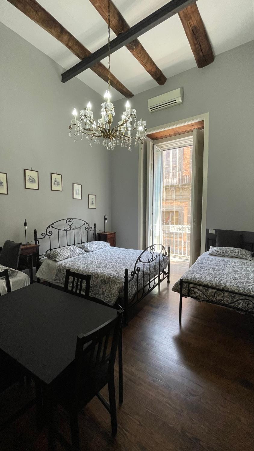 Bed, Living room, Photo of the whole room, Seating area, Dining area, Bedroom