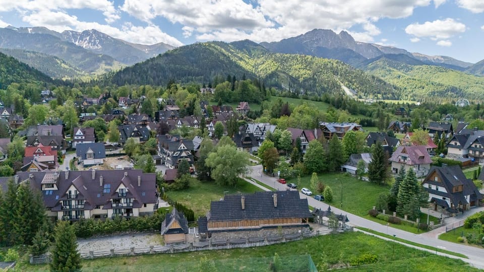 Property building, Neighbourhood, Bird's eye view, Mountain view, Location