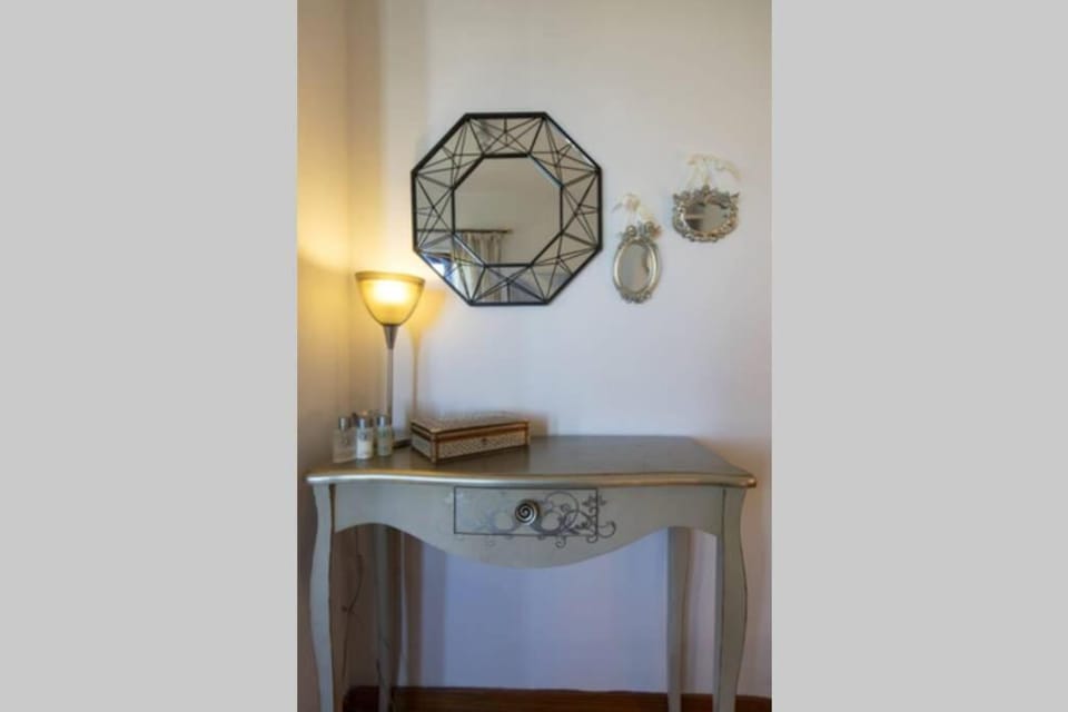 Photo of the whole room, Decorative detail