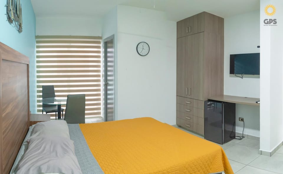 Bed, TV and multimedia, Photo of the whole room, Bedroom, wardrobe