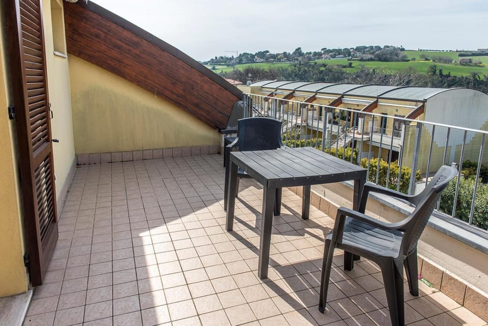 N036 - Numana, bilocale con terrazzo in residence con piscina Apartment in Numana