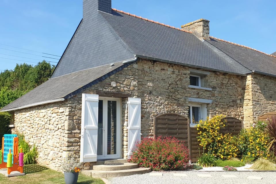 2 Bed Cottage Sleeps 5 with Pool and Pet Friendly House in Brittany