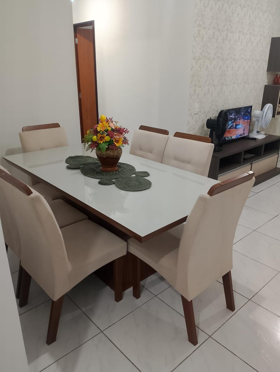 TV and multimedia, Living room, Seating area, Dining area