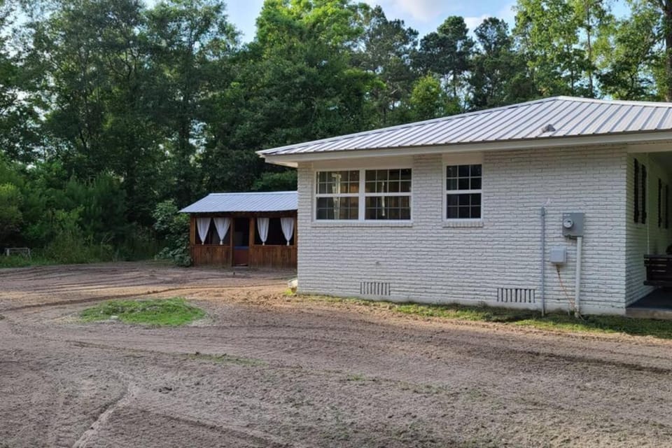 Farm House stay with soaking tub and hot tub barn House in Mississippi