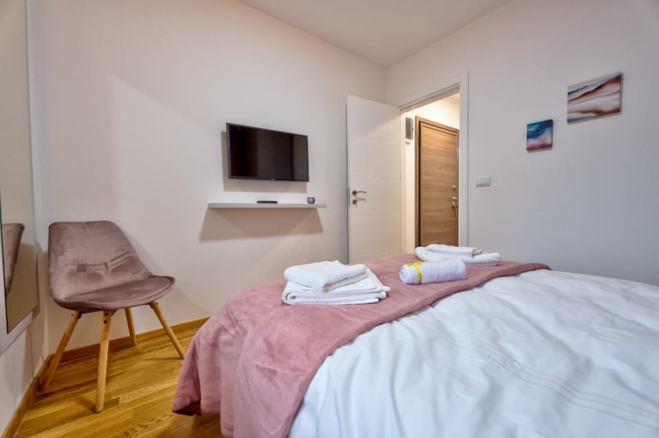 Bed, TV and multimedia, Bedroom