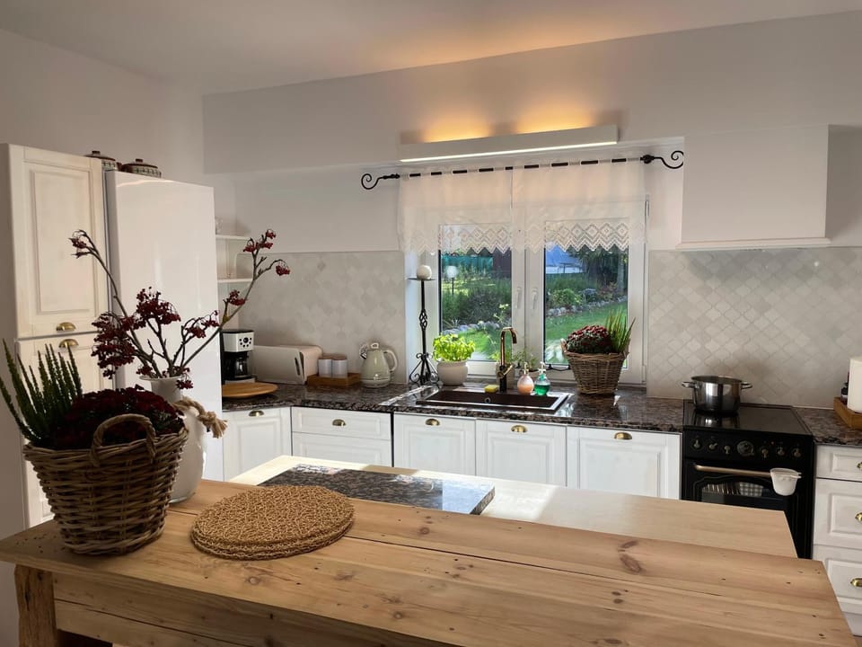 Kitchen or kitchenette, Dining area, stove