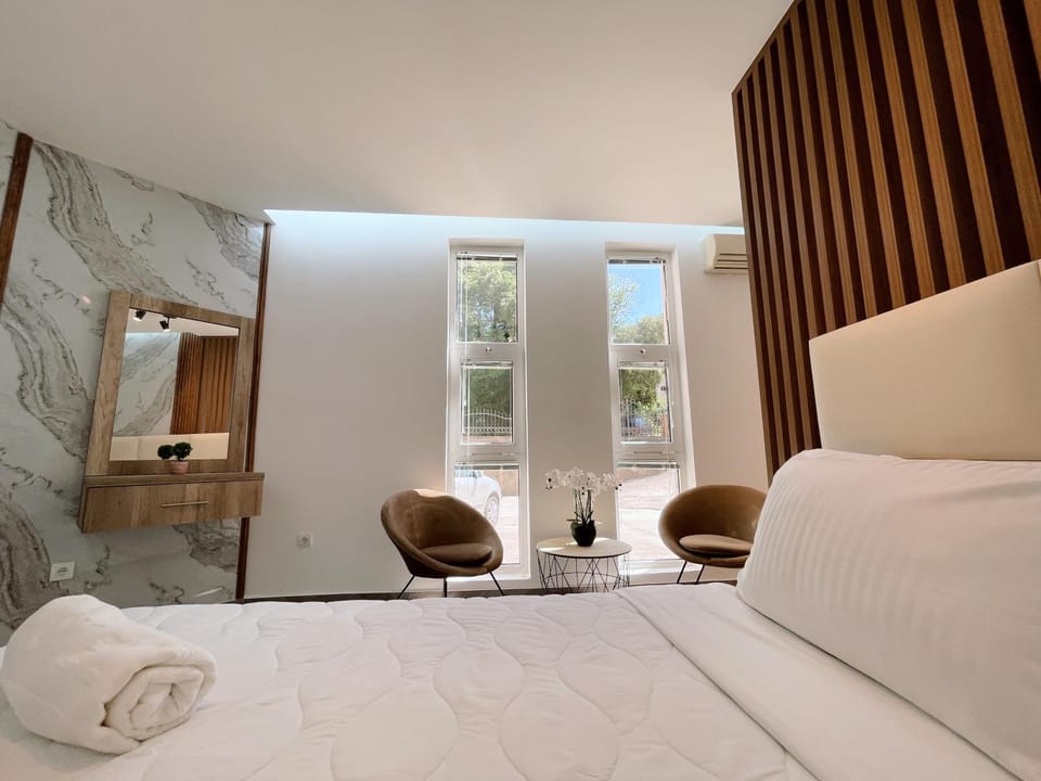 Bed, Bedroom, towels