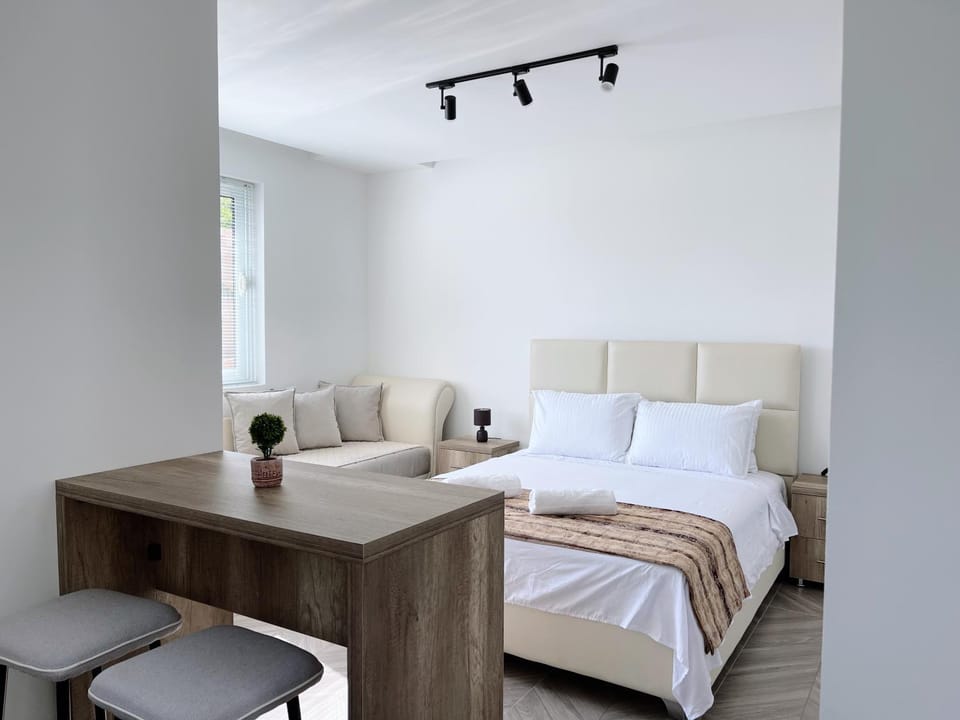 Bed, Seating area, Bedroom