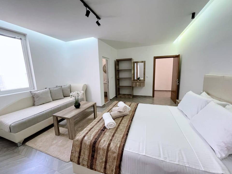 Bed, Photo of the whole room, Seating area, Bedroom