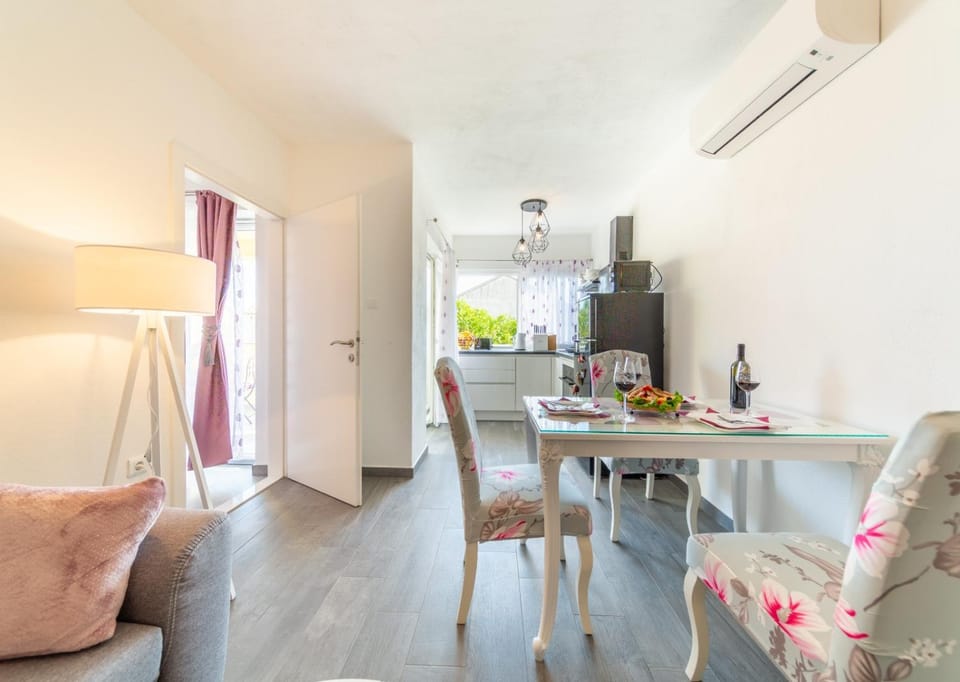 Seating area, Dining area, air conditioner