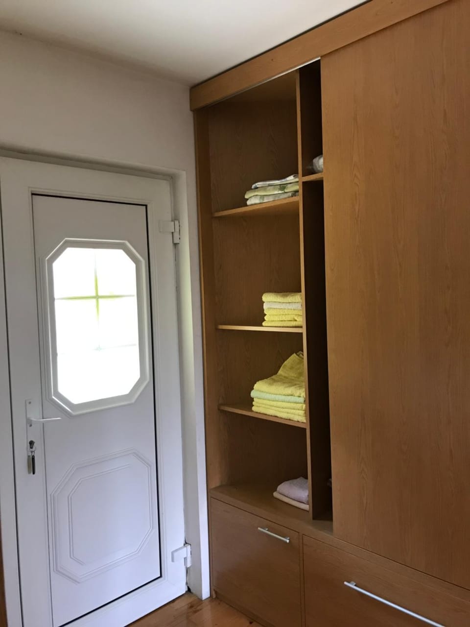 towels, wardrobe
