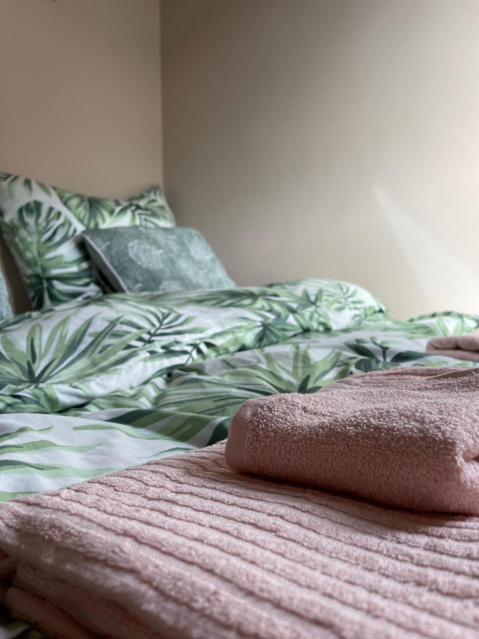 Bedroom, towels