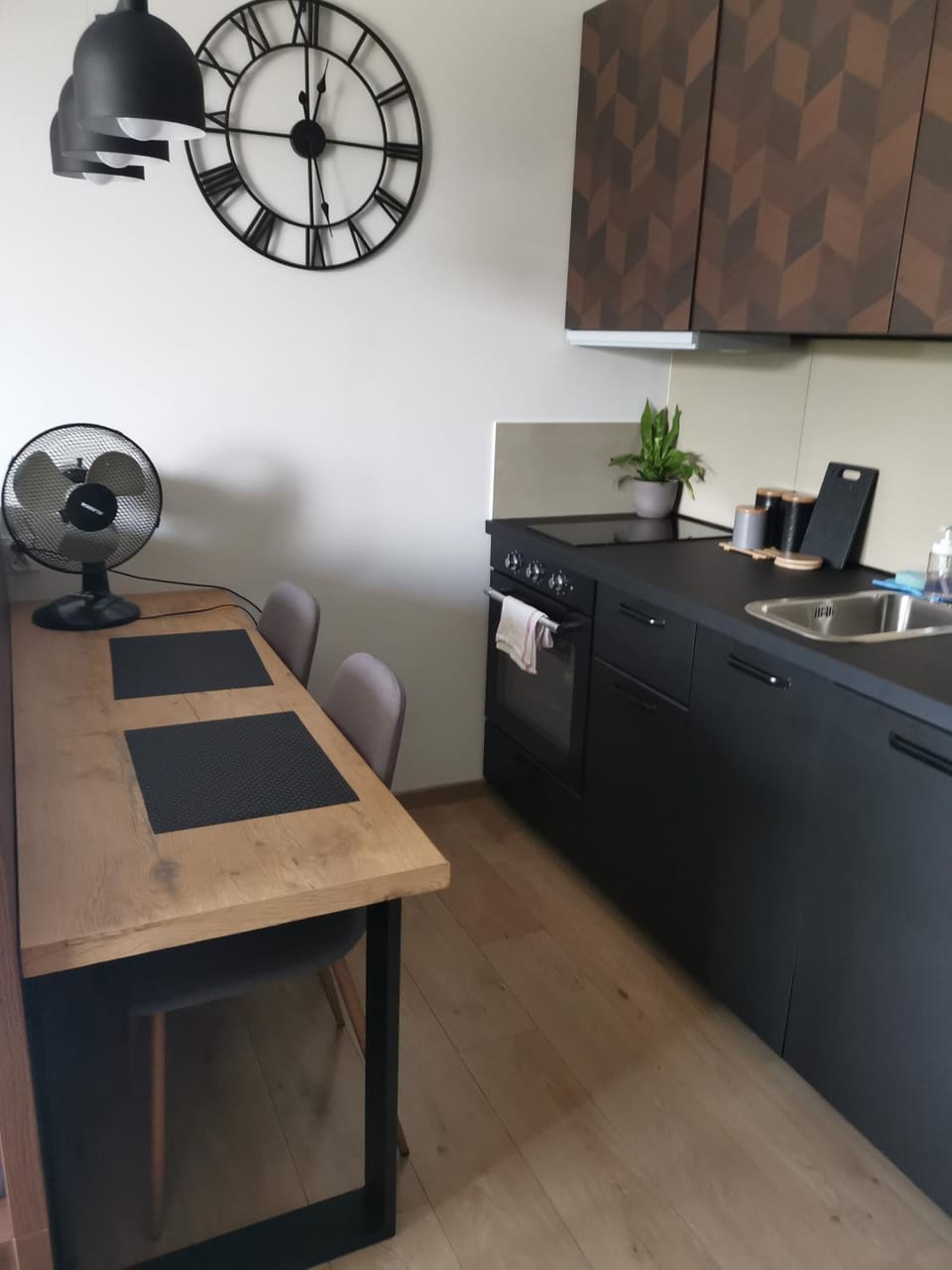 Kitchen or kitchenette, Dining area
