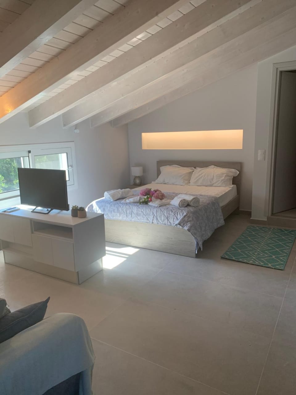 Bed, TV and multimedia, Photo of the whole room
