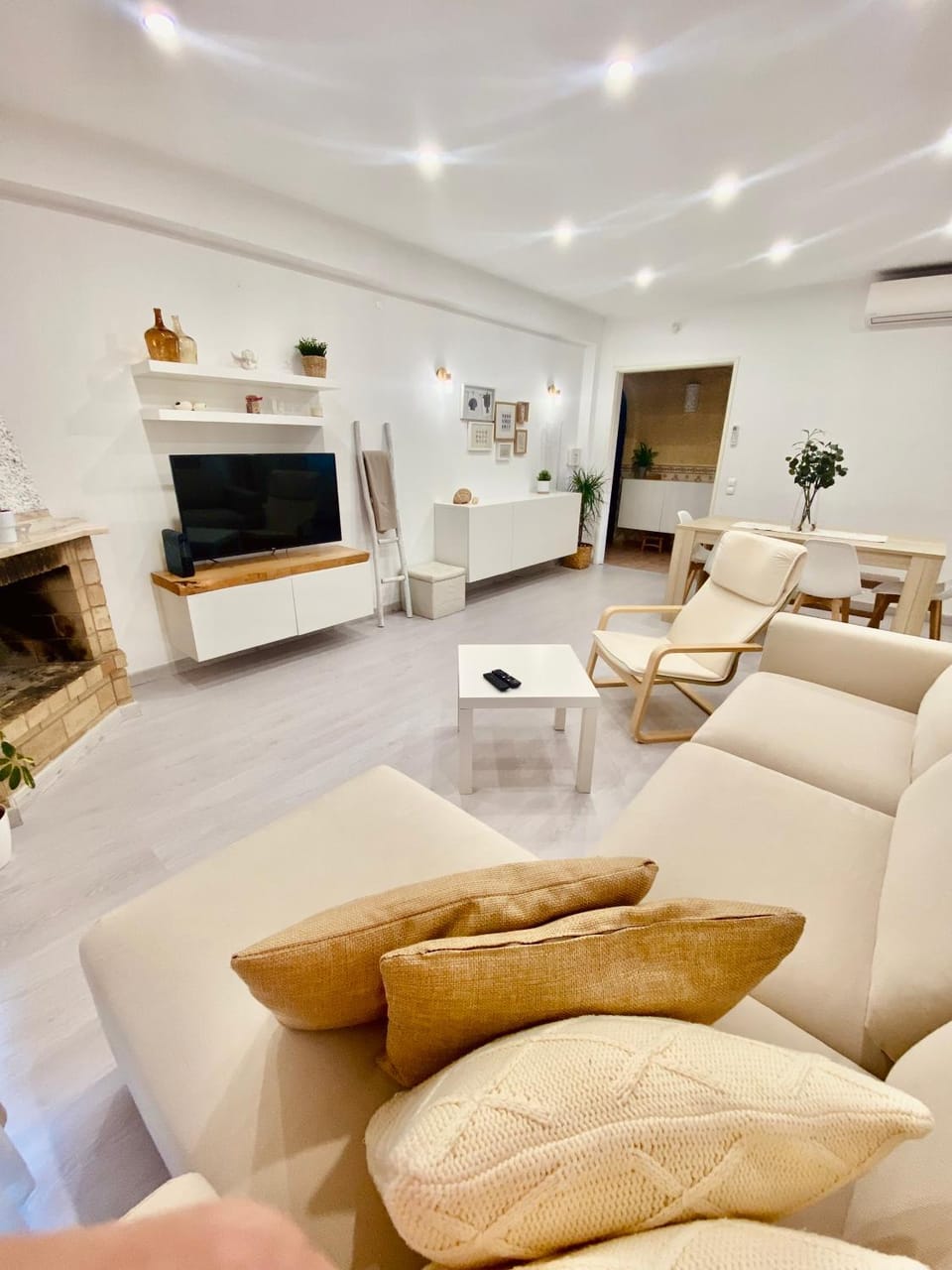 TV and multimedia, Seating area, air conditioner