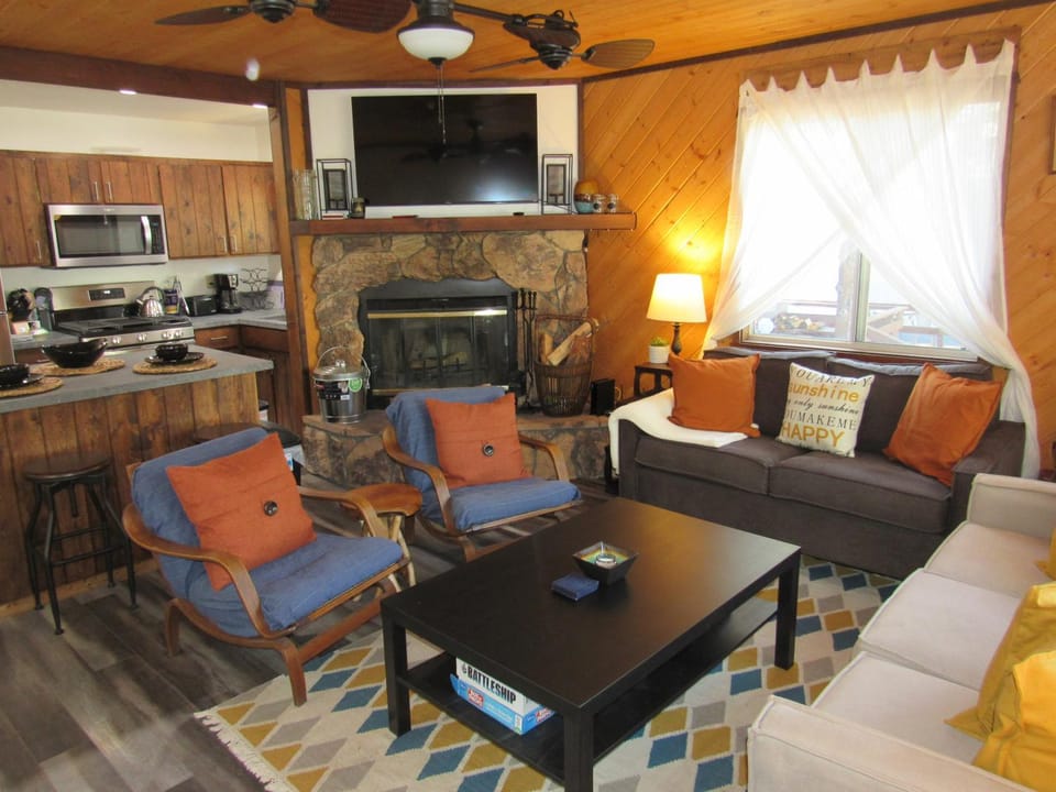 TV and multimedia, Living room, Seating area, Family, fireplace