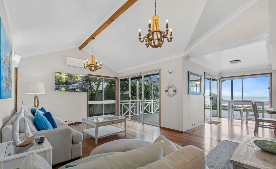 Ocean Pearl - 3 bedroom beachfront property! House in Brisbane
