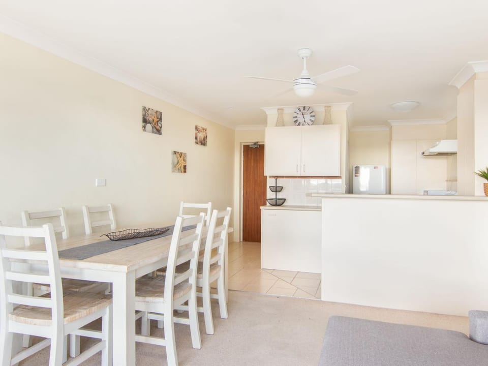 Kitchen or kitchenette, Living room, Dining area, stove