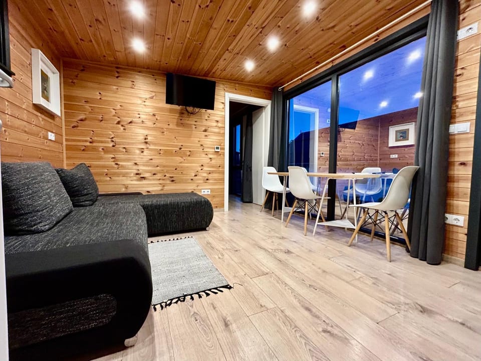 TV and multimedia, Living room, Seating area, Dining area