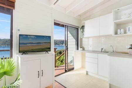 Waterfront Scotland Island Holiday Home - Family & Pet Friendly - 3 Bedrooms - Wifi - Netflix - Private Jetty House in Pittwater Council