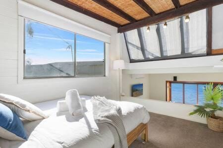 Waterfront Scotland Island Holiday Home - Family & Pet Friendly - 3 Bedrooms - Wifi - Netflix - Private Jetty House in Pittwater Council