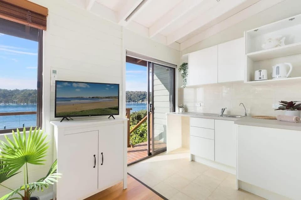 Waterfront Scotland Island Holiday Home - Family & Pet Friendly - 3 Bedrooms - Wifi - Netflix - Private Jetty House in Pittwater Council