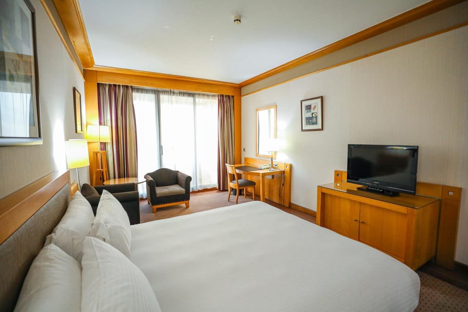 Bed, TV and multimedia, Photo of the whole room, Bedroom, hair dresser