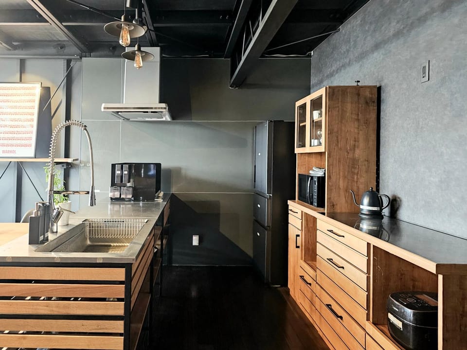 Kitchen or kitchenette, minibar, stove