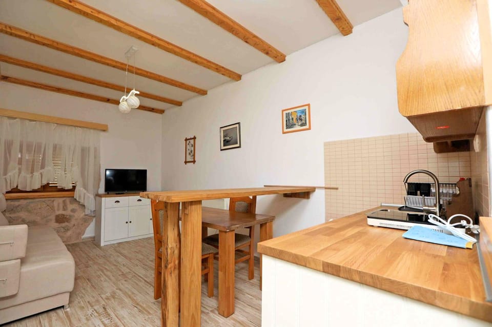 Kitchen or kitchenette, Living room, Seating area, Dining area