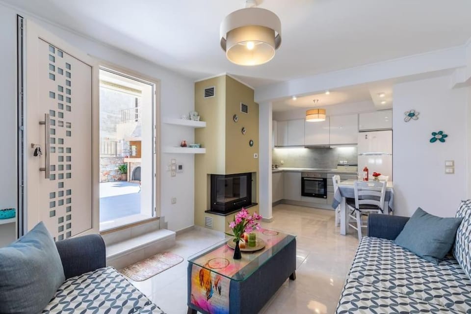 Kitchen or kitchenette, Living room, Seating area, Dining area, stove