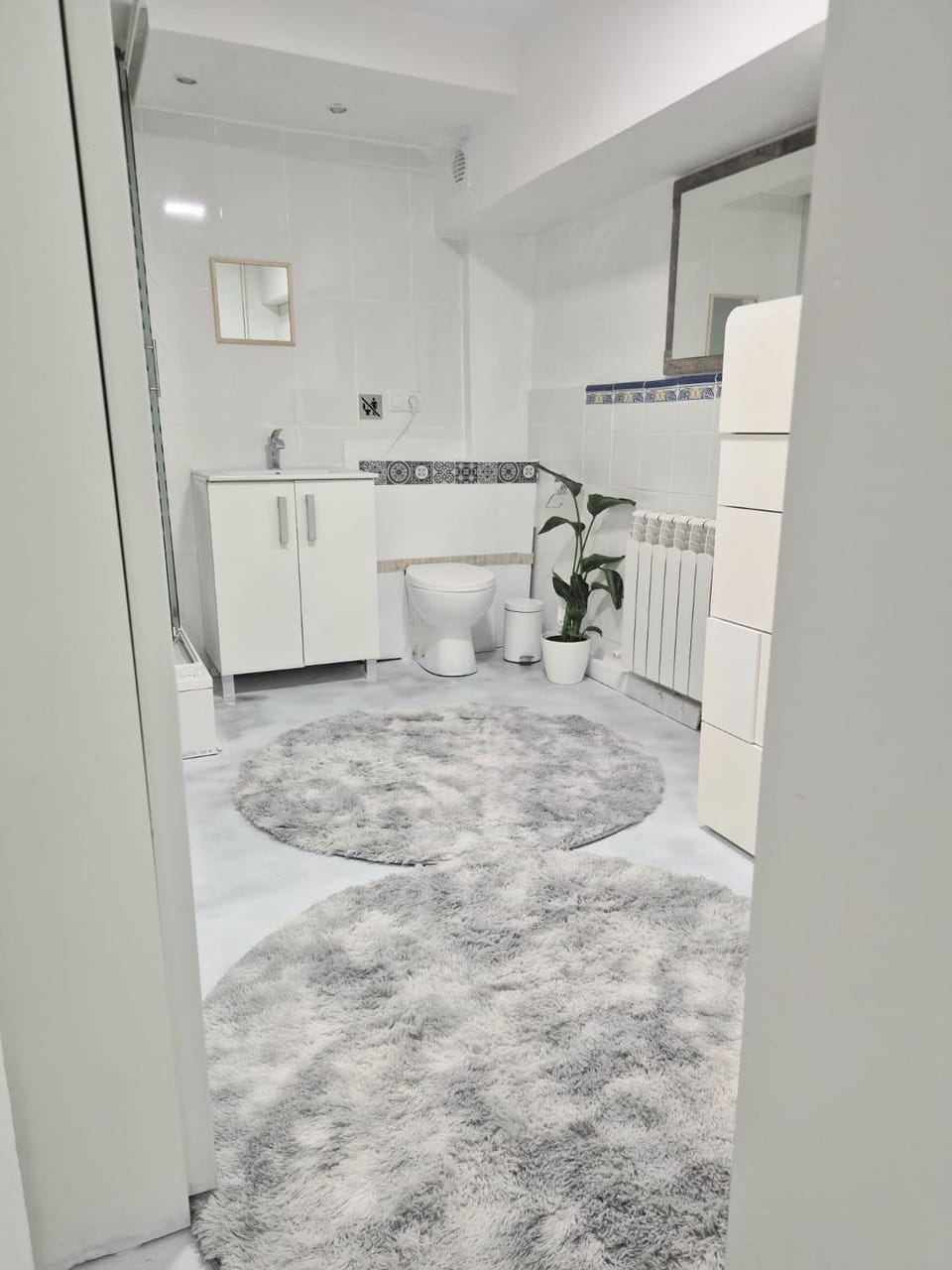 Cool Spacious studio semi basement in hosts house with BBQ Ideal for The camino Apartment in Navarre