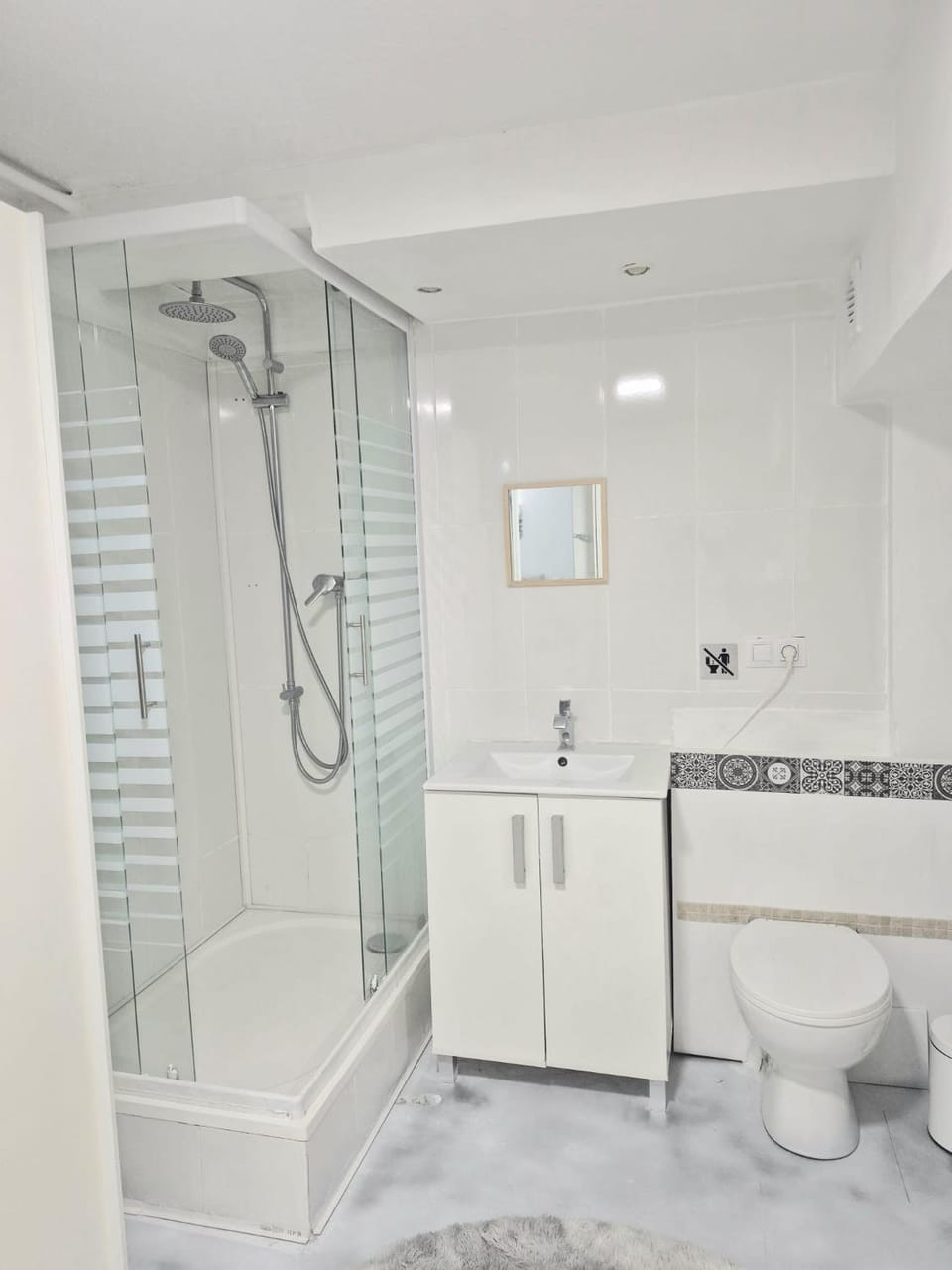 Cool Spacious studio semi basement in hosts house with BBQ Ideal for The camino Apartment in Navarre