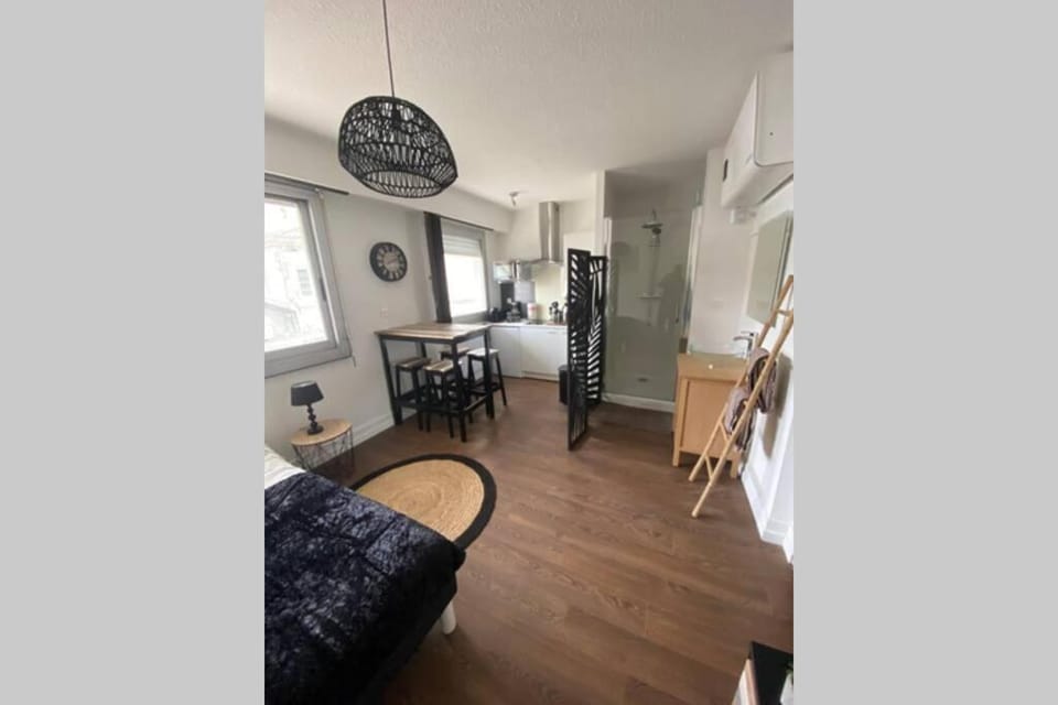 Shower, Bed, Bathroom, Kitchen or kitchenette, Living room, Photo of the whole room, Seating area, Dining area, Bedroom, hair dresser