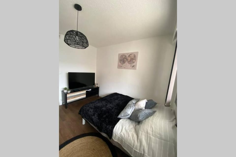 Bed, TV and multimedia, Photo of the whole room, Bedroom